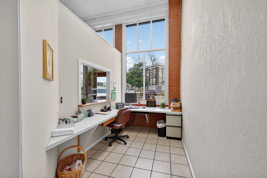 More Photos Of 110 E Corsicana St, Athens Office For Sale
