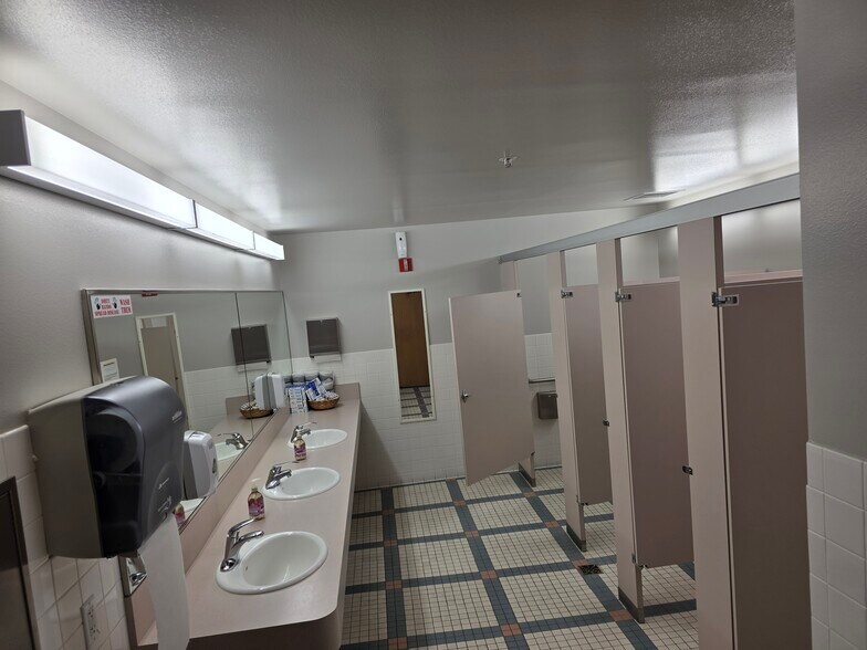 More Photos Of 1009 N Center Pky, Kennewick Office For Lease