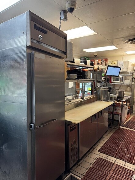 More Photos Of 324-326 S Beverly Dr, Beverly Hills Restaurant For Lease
