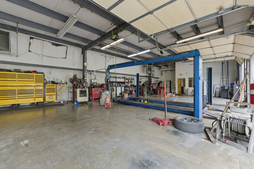 More Photos Of 1525 E Florida St, Springfield Auto Repair For Sale