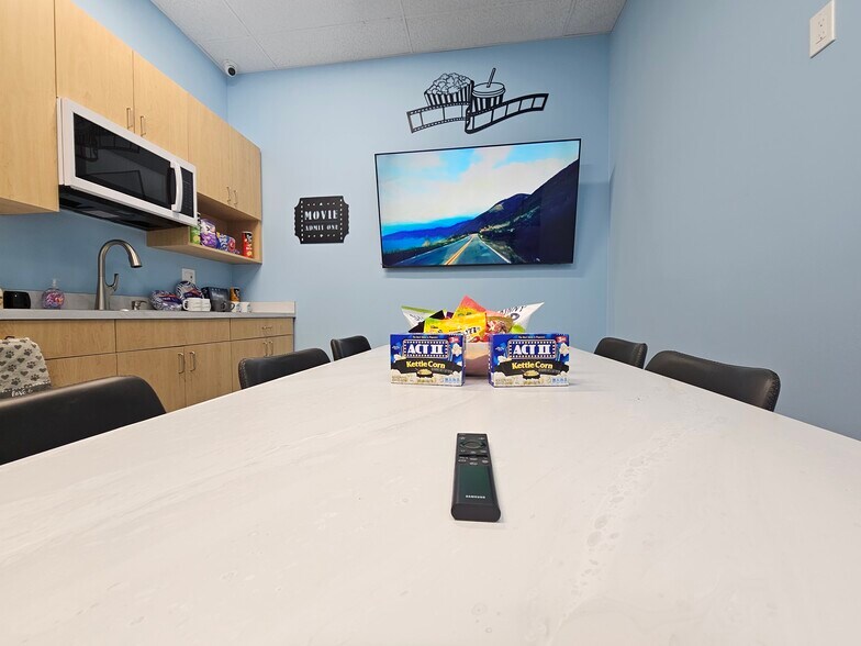 More Photos Of 18224 Parthenia St, Northridge Veterinarian Kennel For Lease