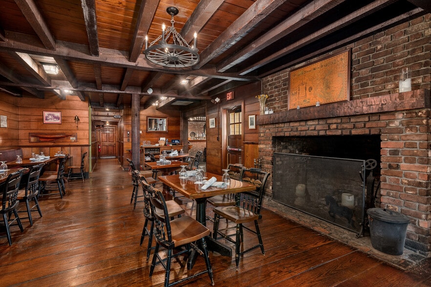 More Photos Of 314 N Morris St, Oxford Hotel For Sale