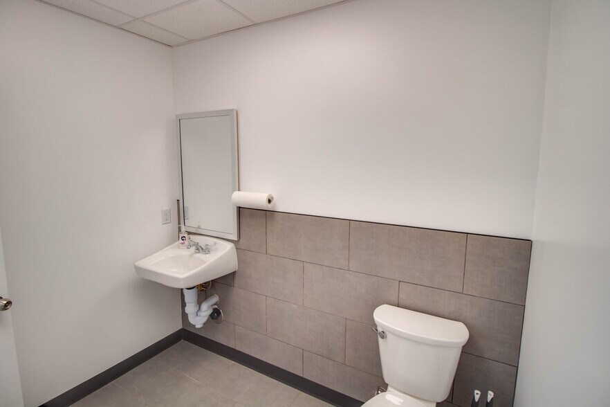 More Photos Of 107 N State St, Jerseyville Office For Lease