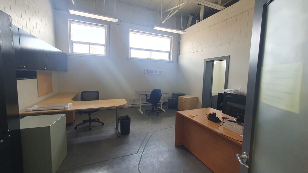 More Photos Of 6705 Rue Saint-Jacques, Montréal Light Distribution For Lease