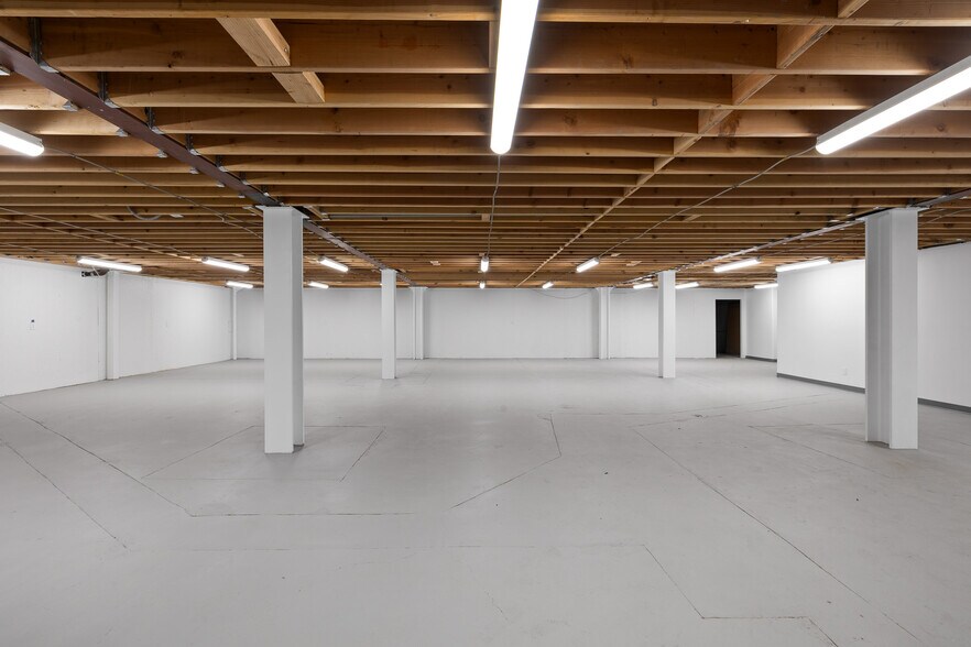 More Photos Of 18536 Oxnard St, Tarzana Warehouse For Sale