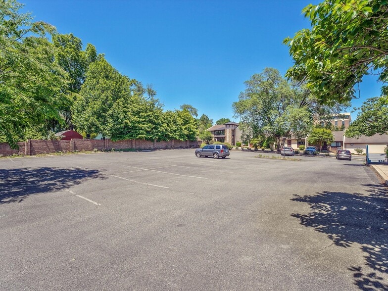 More Photos Of 311 Maple Ave W, Vienna Medical For Lease