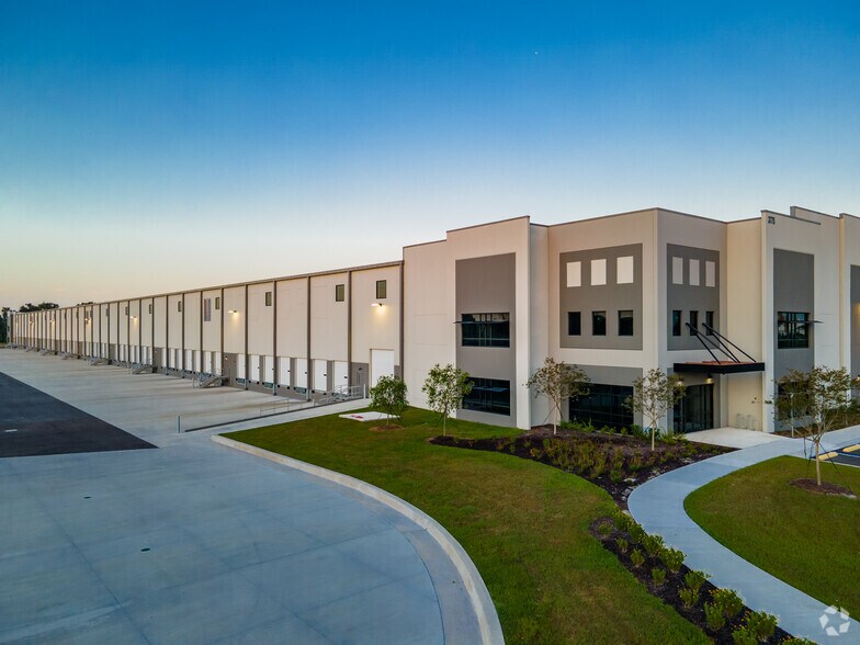 More Photos Of 3775 Fancy Farms Rd, Plant City Distribution For Lease