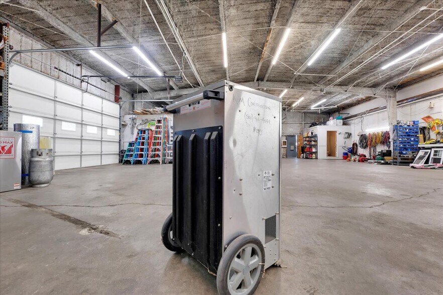 More Photos Of 1518 Petunia Ave, Louisville Warehouse For Sale