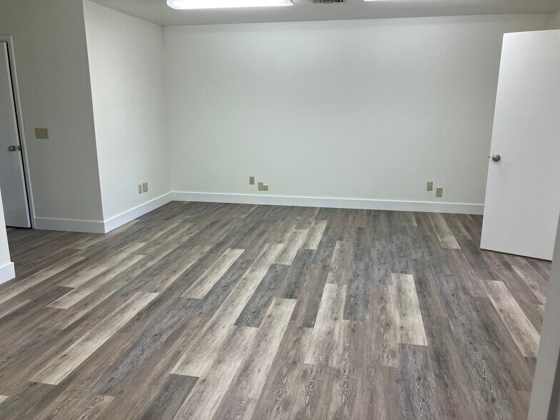 More Photos Of 102 N Country Road 470, Lake Panasoffkee Office For Lease