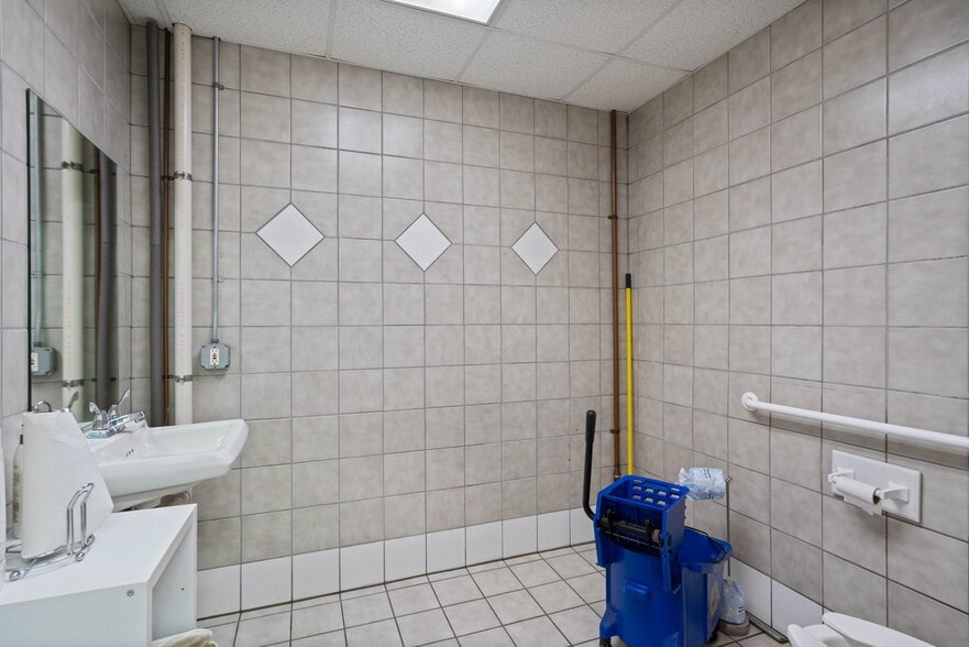 More Photos Of 20 McCarty Rd, Fredericksburg Industrial For Sale