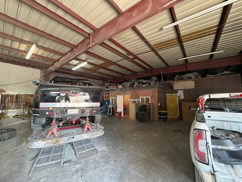 More Photos Of 2601 Lexington St, Kenner Warehouse For Sale