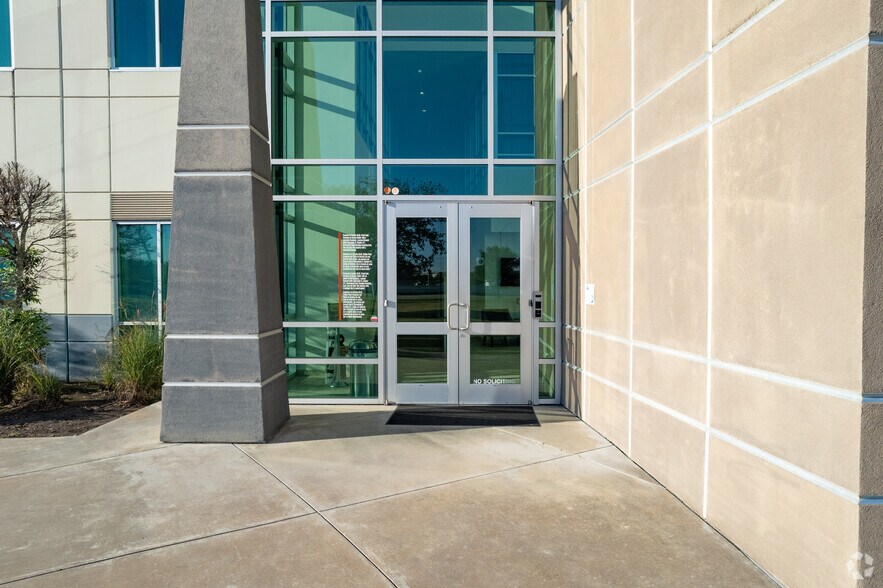 More Photos Of 9949 W Sam Houston Pky N, Houston Office For Lease