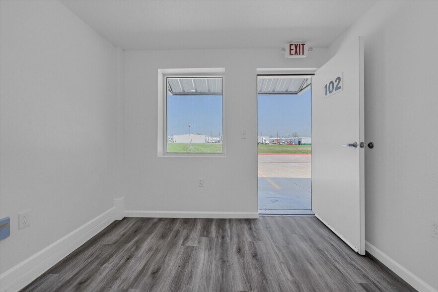 More Photos Of 2410 N Frisco Rd, Sherman Flex For Sale