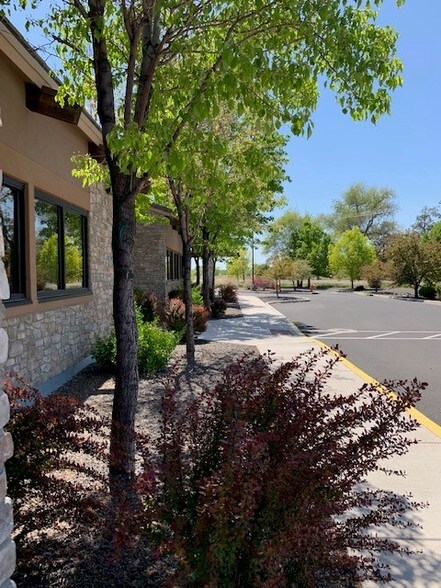 More Photos Of 1020 New River Pky, Fallon Medical For Lease