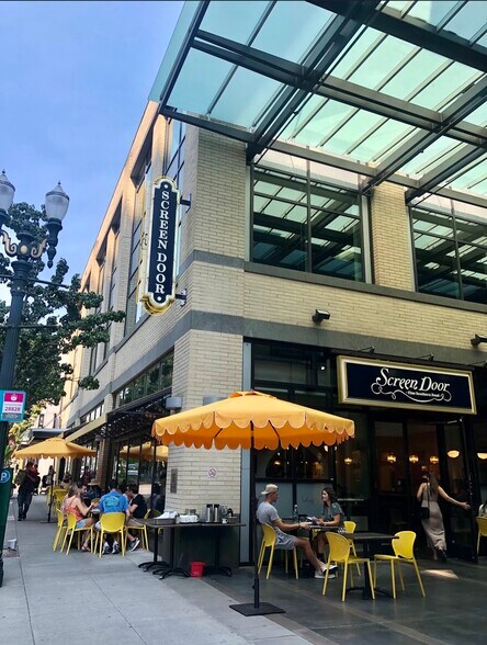 More Photos Of 1125 NW Couch St, Portland Office For Lease