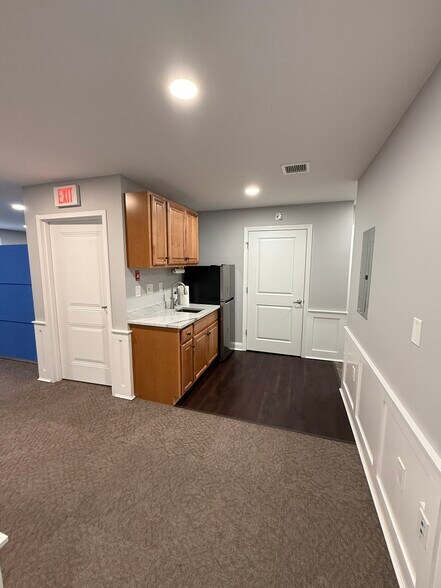 More Photos Of 437 Naubuc Ave, Glastonbury Office For Lease