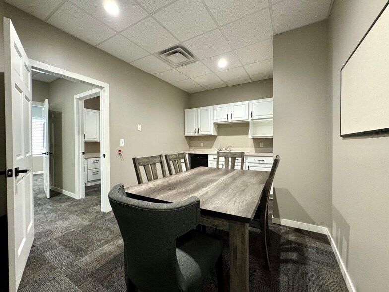 More Photos Of 5308 Parklane Dr, Kearney Serviced Offices For Sale