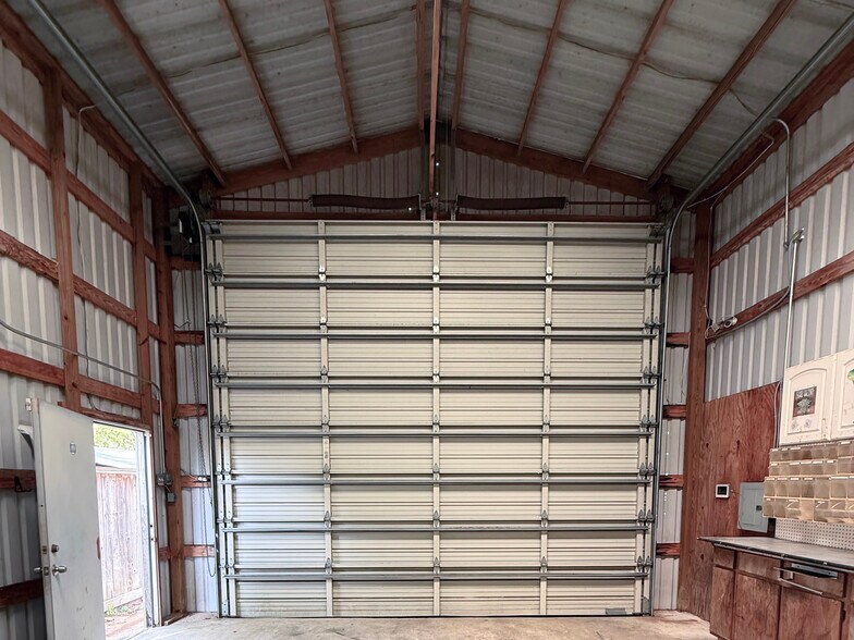 More Photos Of 1115 Chateau Woods Parkway Dr, Conroe Light Manufacturing For Lease