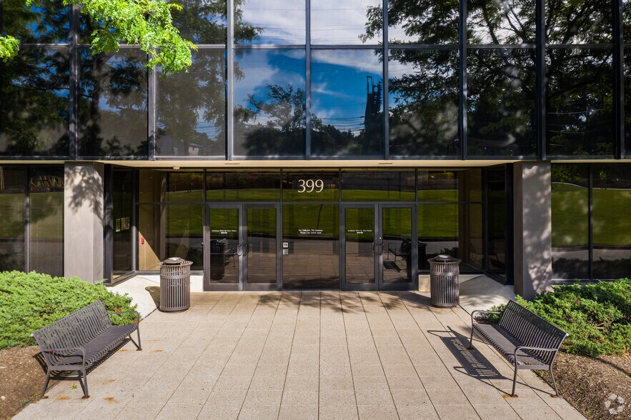 More Photos Of 399 Thornall St, Edison Office For Lease