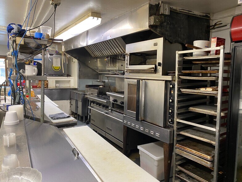 More Photos Of 24-26 Hammatt St, Ipswich Storefront Retail Residential For Sale