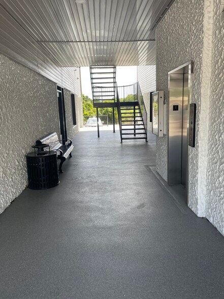 More Photos Of 13907 N Dale Mabry, Tampa Office For Sale