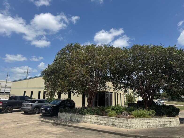 More Photos Of 10702 Old Bammel N Houston Rd, Houston Warehouse For Sale