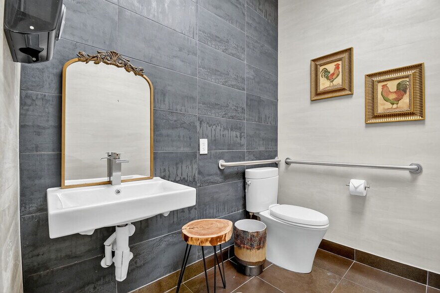 More Photos Of 2800 W State Road 84, Fort Lauderdale Showroom For Lease