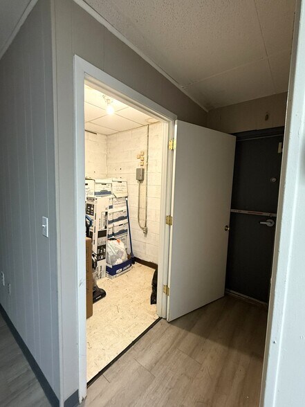 More Photos Of 3911 N Oak Tfwy, Kansas City Office For Sale