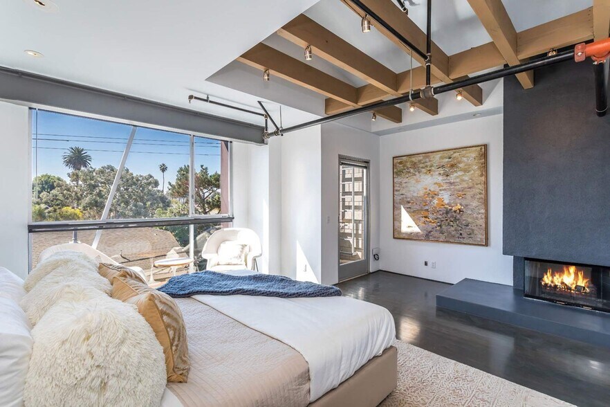 More Photos Of 1212 Abbot Kinney Blvd, Venice Loft Creative Space For Sale