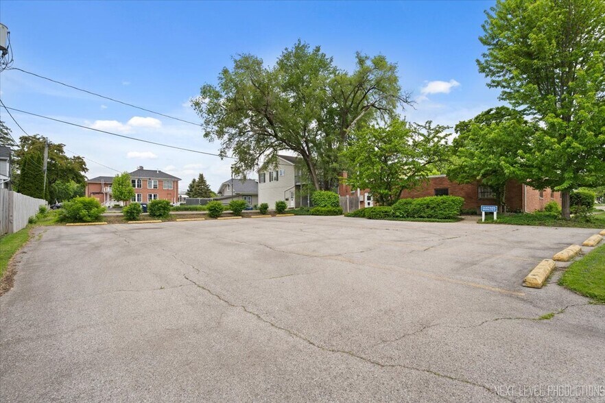 More Photos Of 422 E State St, Geneva Office For Sale