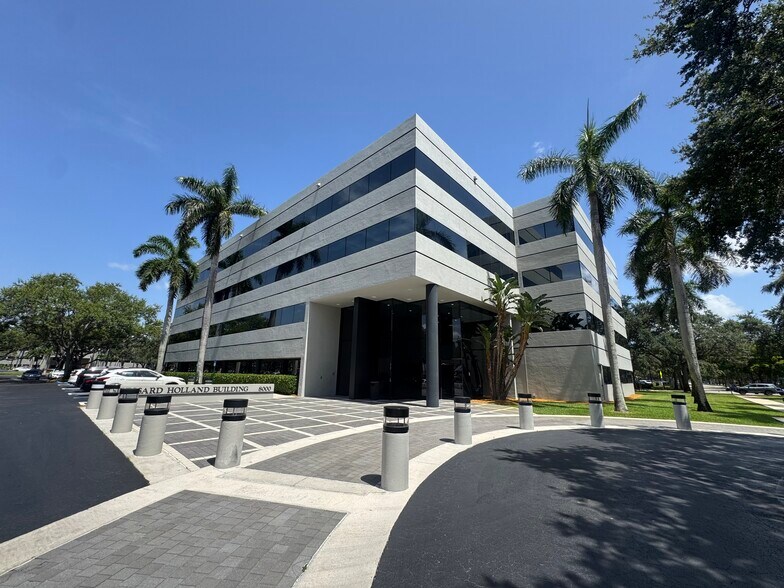 More Photos Of 8100 Oak Ln, Miami Lakes Unknown For Lease