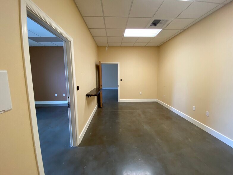More Photos Of 2050 N 62nd Ave, Saint Petersburg Office For Lease