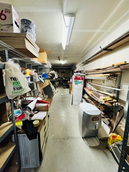 More Photos Of 1212 Chestnut St, Arapahoe General Retail For Sale