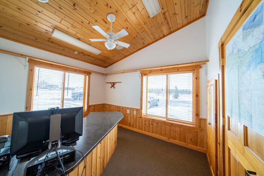 More Photos Of 24226 Lone Pine Rd, Hinckley Airport For Sale
