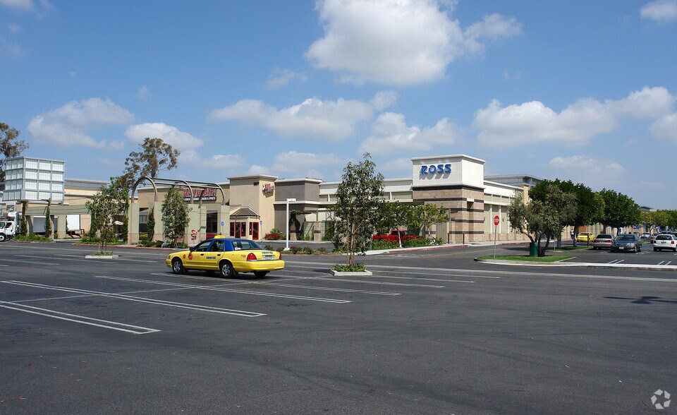 More Photos Of 3900-3940 S Bristol St, Santa Ana Unknown For Lease