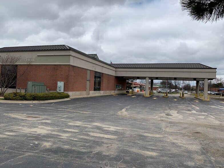 More Photos Of 1275 N County Farm Rd, Carol Stream Bank For Lease