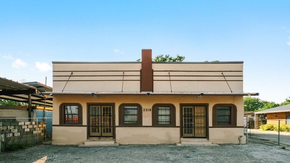 Primary Photo Of 2219 S Flores St, San Antonio Freestanding For Sale