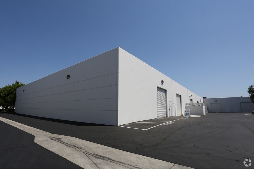 More Photos Of 17815 Newhope St, Fountain Valley Light Manufacturing For Lease
