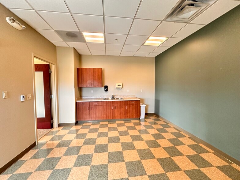 More Photos Of 377 W River Woods Pky, Milwaukee Medical For Lease
