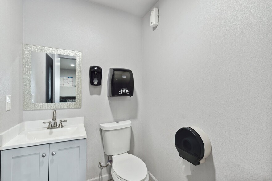 More Photos Of 4451 N Brawley Ave, Fresno Warehouse For Sale