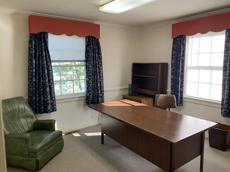 More Photos Of 6403 Mallory Dr, Richmond Office For Sale