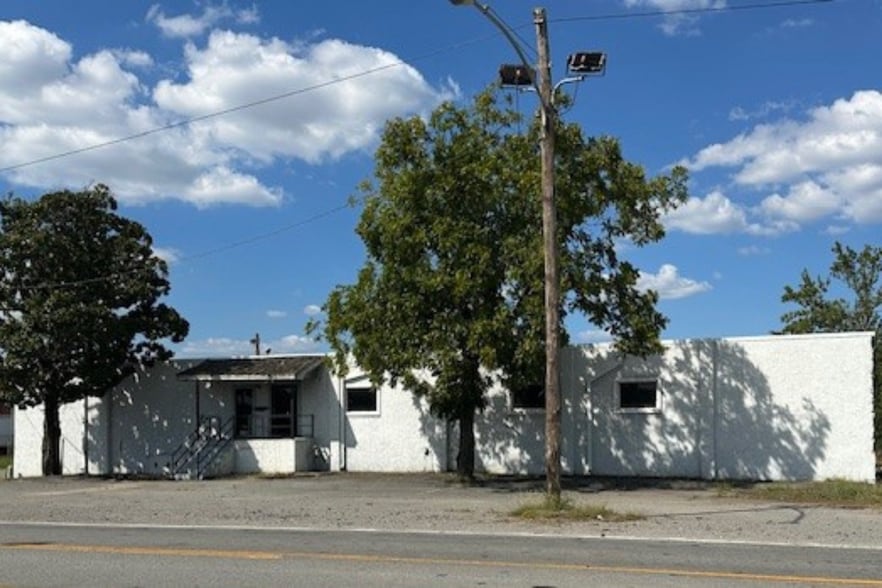 More Photos Of 2500 E Roosevelt Rd, Little Rock Warehouse For Sale