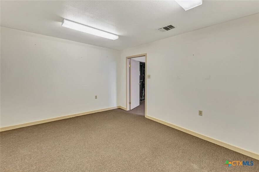 More Photos Of 306 N Wells St, Edna Office For Sale