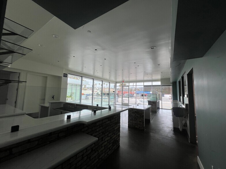 More Photos Of 219 Ave I, Redondo Beach Storefront For Lease
