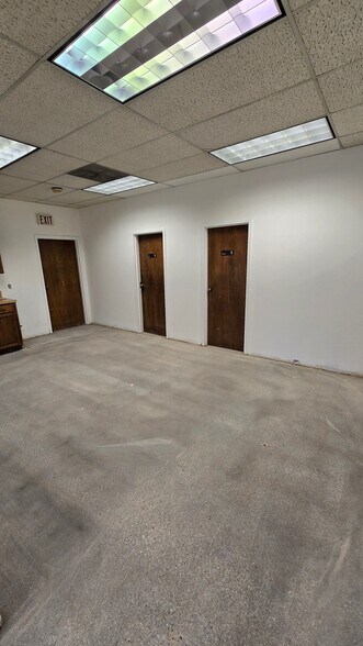 More Photos Of 605 W Mockingbird Ln, Dallas Showroom For Sale