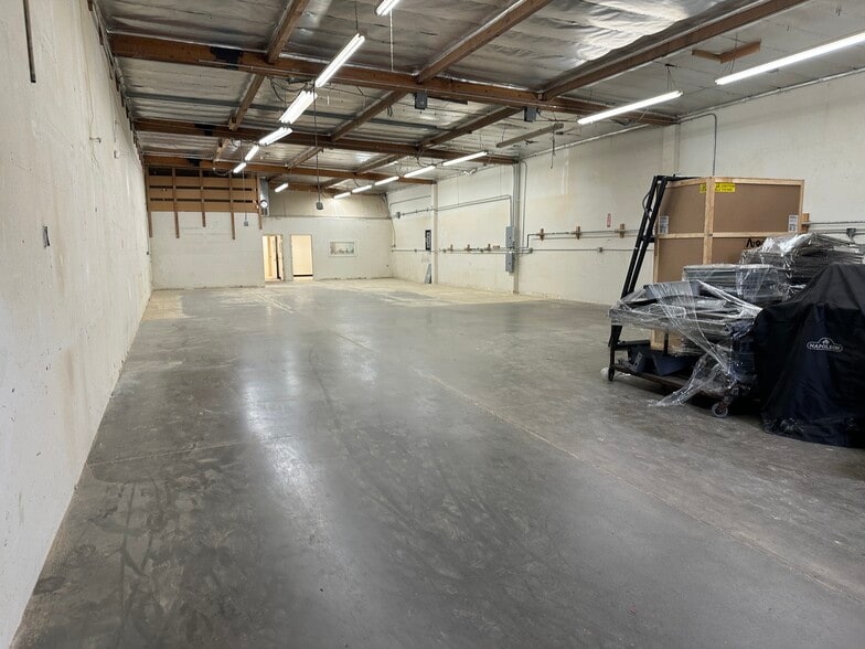 More Photos Of 8585-8587 Canoga Ave, Canoga Park Service For Lease