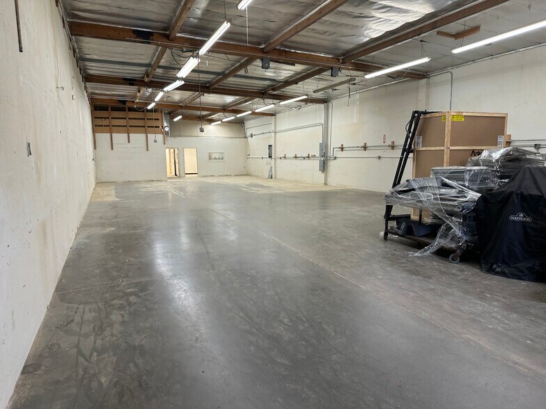 More Photos Of 8585-8589 Canoga Ave, Canoga Park Service For Lease