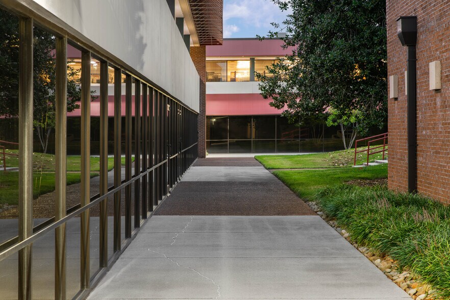 More Photos Of 9050 Executive Park Dr, Knoxville Office For Lease