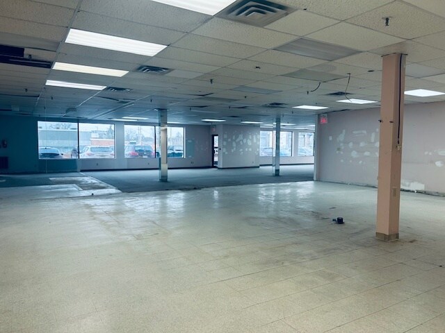 More Photos Of 114 Dundas St E, Whitby Storefront Retail Office For Lease