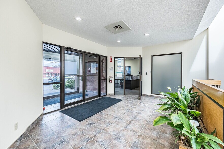 More Photos Of 220 Advance Blvd, Brampton Office For Sale